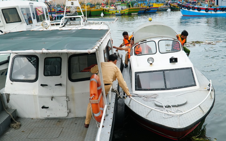 Công an Gia Lai tập huấn kỹ năng lái xuồng cứu hộ, sẵn sàng trước mọi tình huống thiên tai