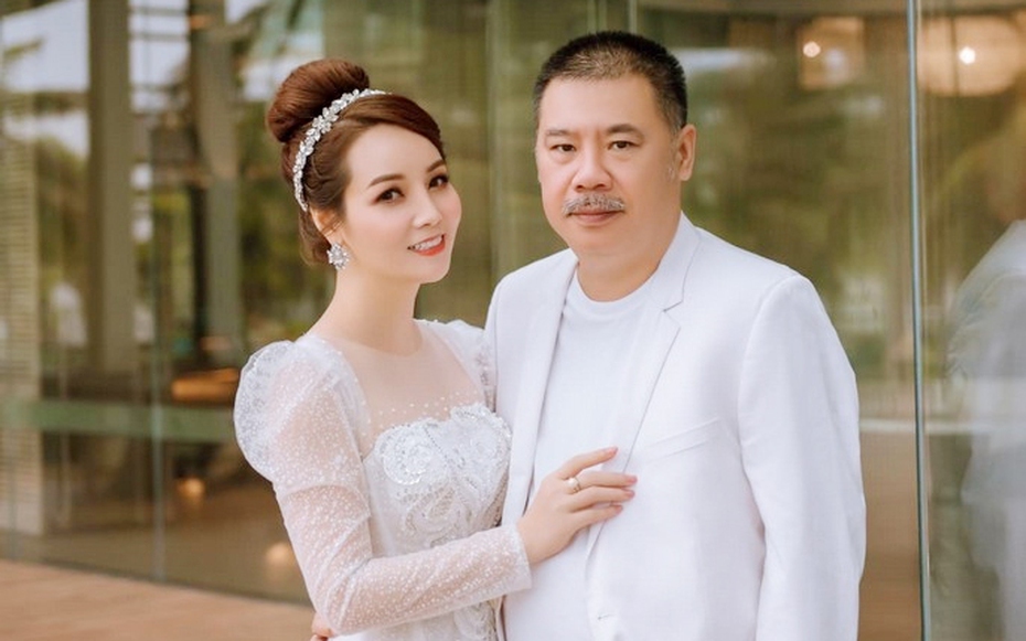 Hôn nhân viên mãn của "cô Trúc" phim "Những ngọn nến trong đêm" sau 23 năm lấy chồng doanh nhân