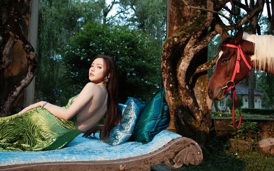 Ca sĩ Bích Phương khoe lưng trần gợi cảm giữa bối cảnh thần tiên