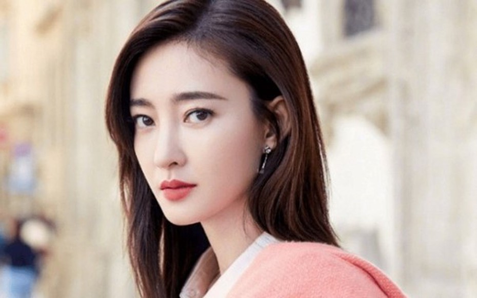 Nữ diễn viên nổi tiếng bị hàng chục người kéo đến phim trường đòi tiền