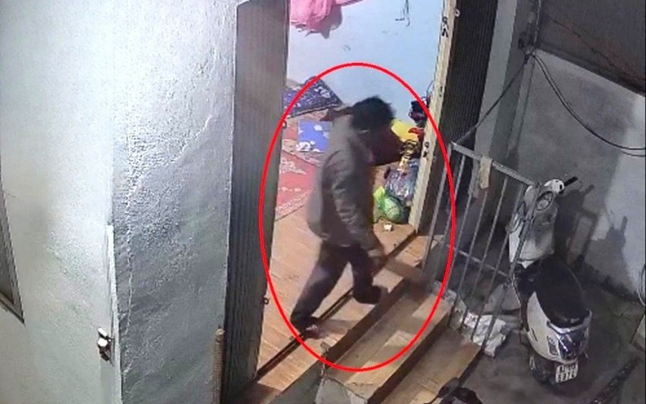 Truy tìm đối tượng xông vào phòng trọ chém đôi nam nữ