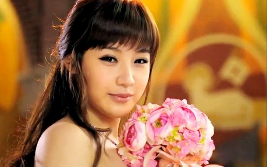 Nữ ca sĩ hàng đầu showbiz gây sốc với gương mặt biến dạng