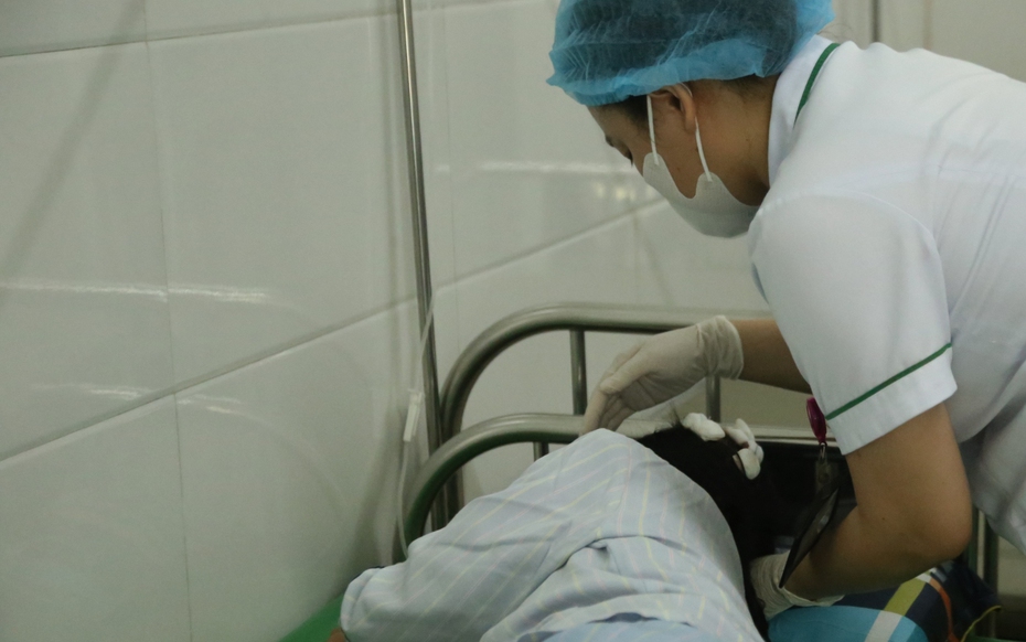 Vụ bé gái lớp 5 bị cha dượng bạo hành: Quyết định bất ngờ của người mẹ