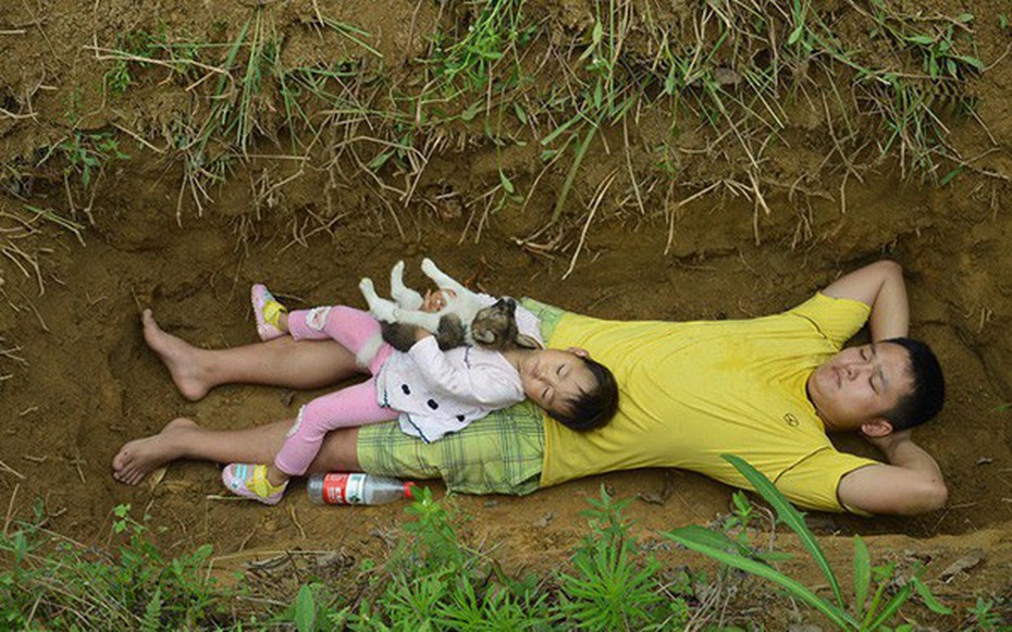 Cô bé từng được bố đào huyệt để "làm quen cái chết", 8 năm sau sống cuộc đời mới