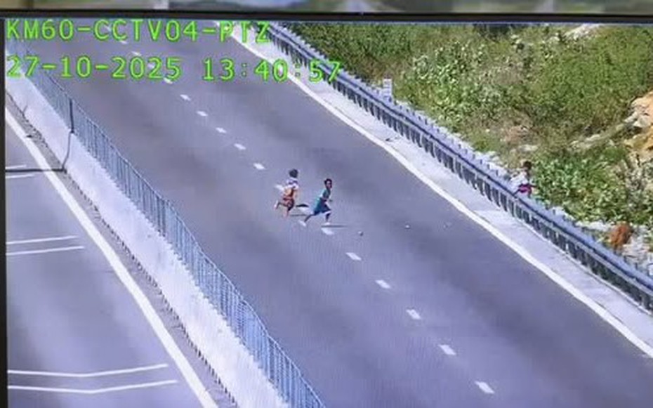 Ngăn chặn 3 thiếu niên vào trong đường cao tốc chặn xe, ném đá "cho vui"