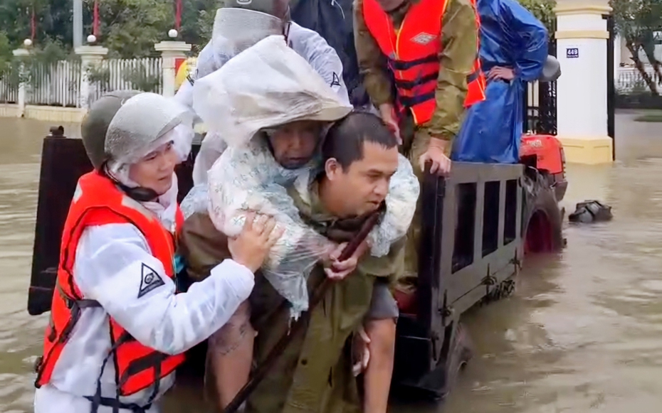 VIDEO: Những "bông hoa" kiên cường trong tâm lũ dữ