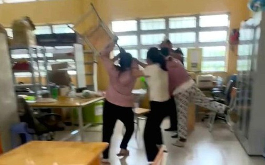 Tạm đình chỉ công tác thầy giáo nhắn tin “tình cảm” với nữ sinh ở Tây Ninh