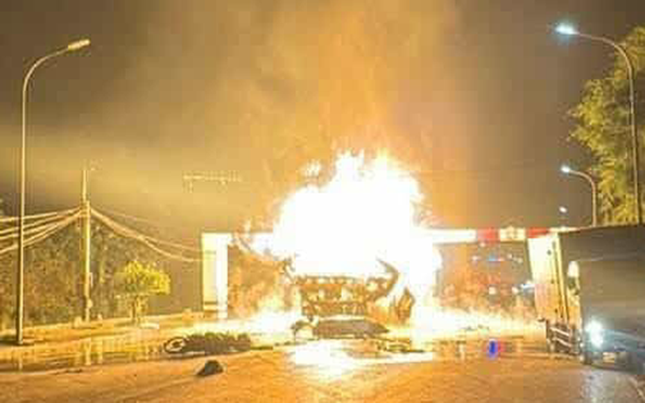 Đang đi đường xe bồn bỗng phát nổ kinh hoàng, rung chuyển mặt đất