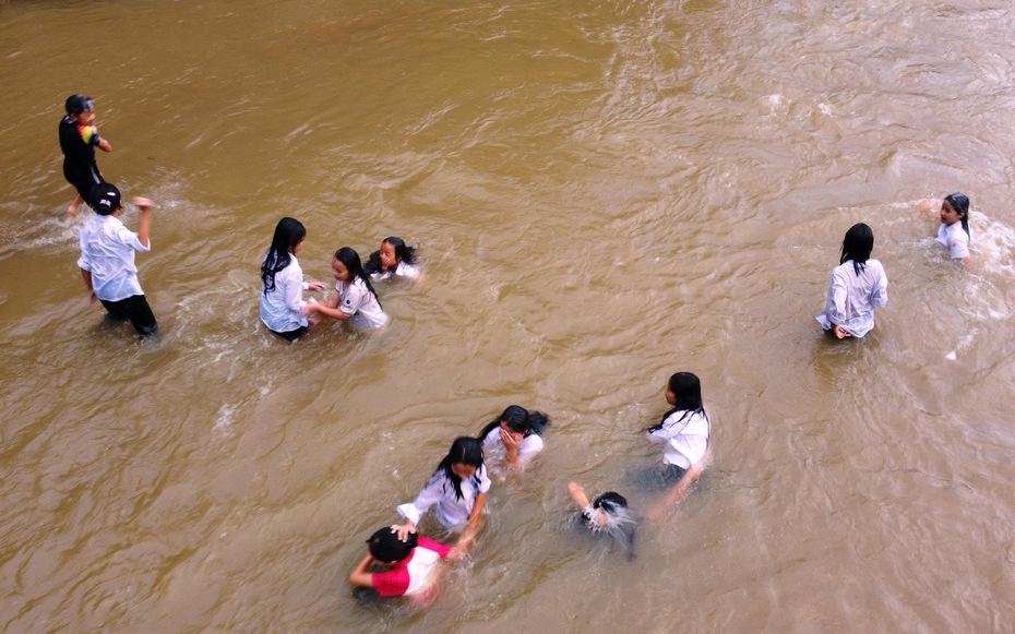 245 học sinh vùng biên ở Thanh Hóa tắm giặt giữa suối vì đứt nguồn nước sạch