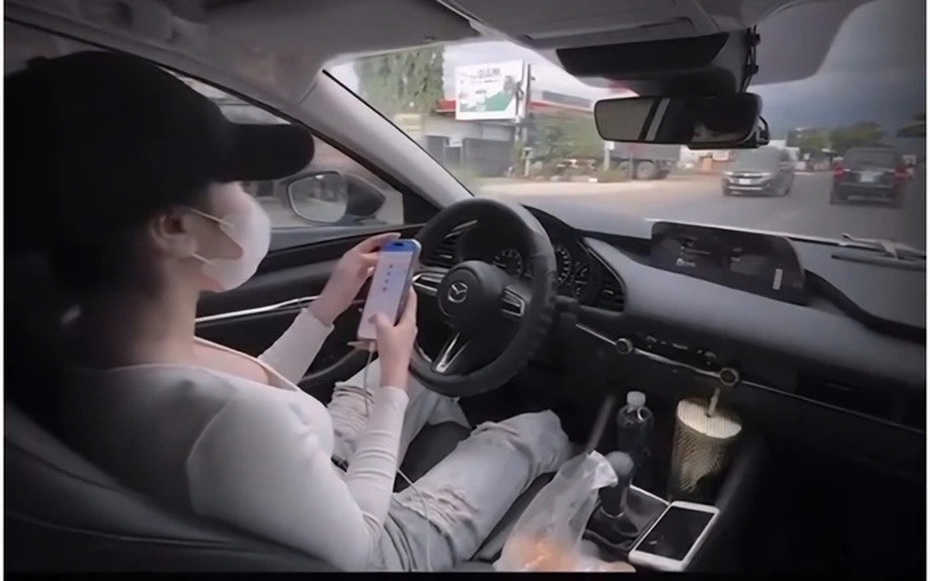 Xác minh clip cô gái thả 2 tay, lướt điện thoại khi lái ô tô