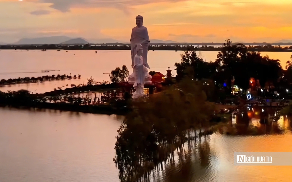 Chỉ miền Tây mới có: Ngôi chùa “nổi” giữa mênh mông biển nước