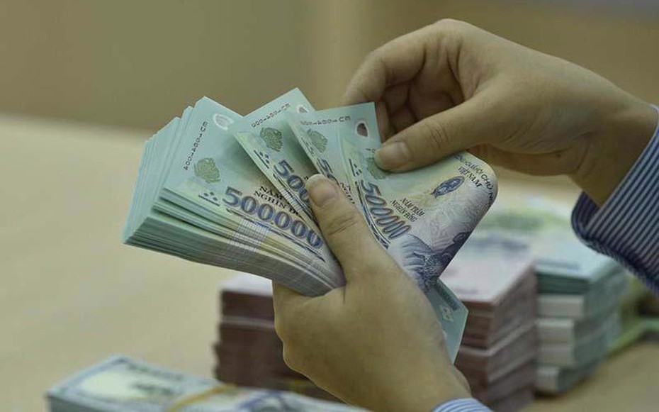 Chính phủ xem xét tăng lương sớm, Ngân hàng Nhà nước siết kiểm tra hoạt động mua bán ngoại tệ