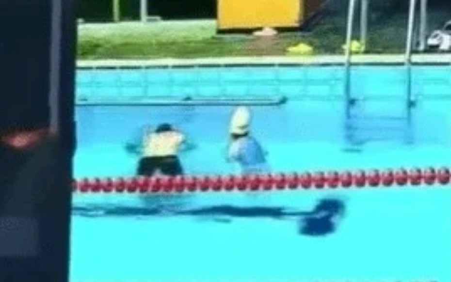Người đàn ông 36 tuổi gãy đốt sống cổ, tử vong khi dạy con gái tập bơi