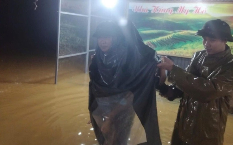 Mưa lớn, triều cường dâng nhanh, người dân Hà Tĩnh trắng đêm chạy lũ