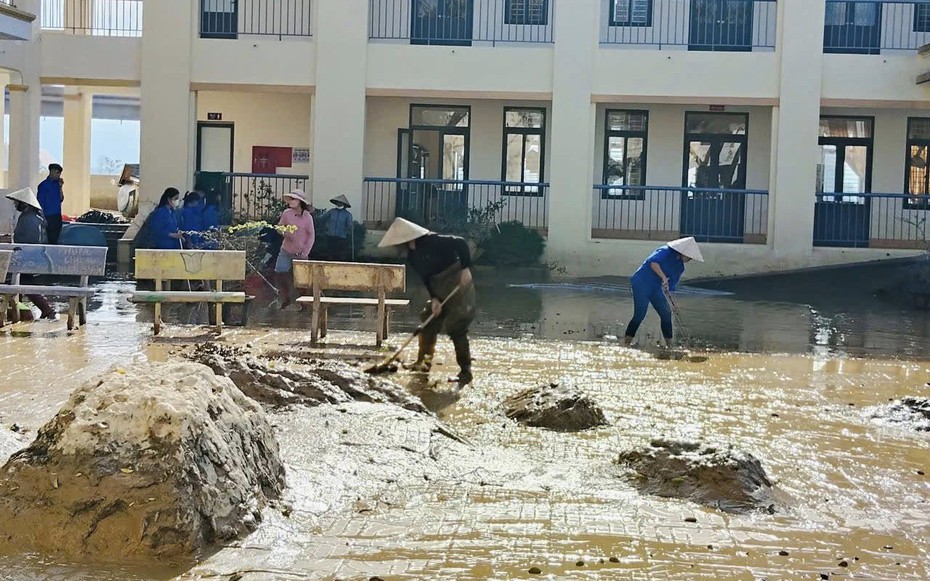 Hà Tĩnh: Chạy đua với thời gian “nước rút đến đâu, dọn bùn đến đó”