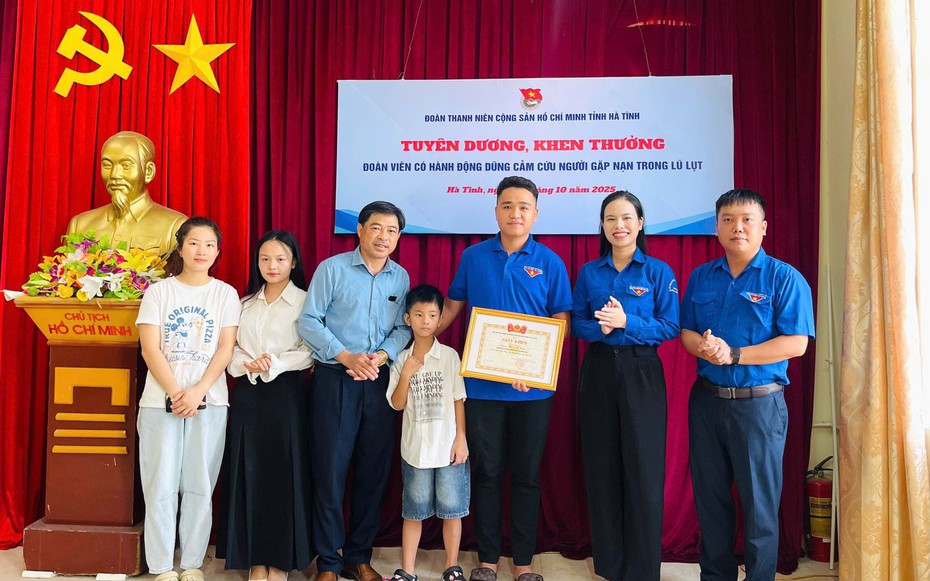 Hà Tĩnh: Trao bằng khen cho thanh niên dũng cảm cứu trẻ bị nước lũ cuốn trôi
