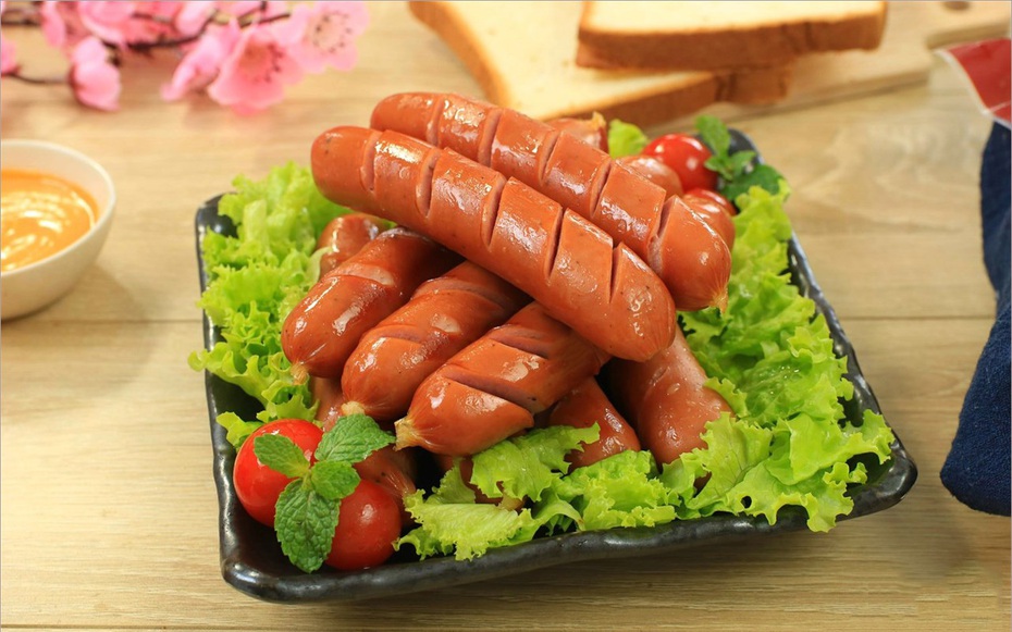 Người đàn ông 25 tuổi liệt giường sau khi ăn xúc xích