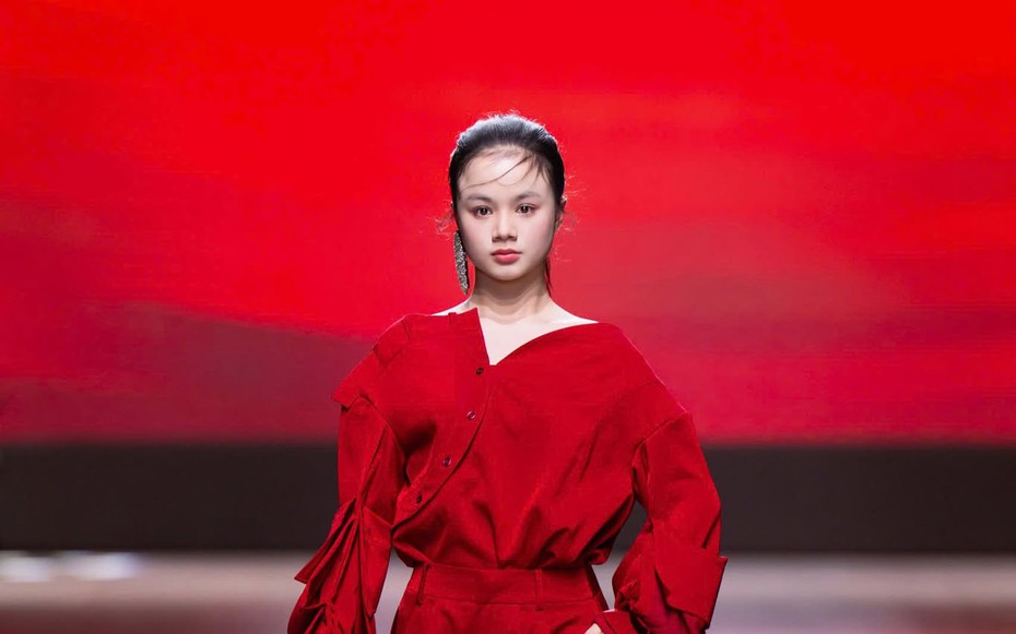 Mẫu Teen Maika Ngọc Khánh sải bước tại tuần lễ thời trang Milan Fashion Week 2025