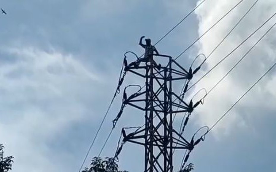 Đòi tiền bạn không được, người đàn ông say rượu trèo lên cột điện cao thế la hét