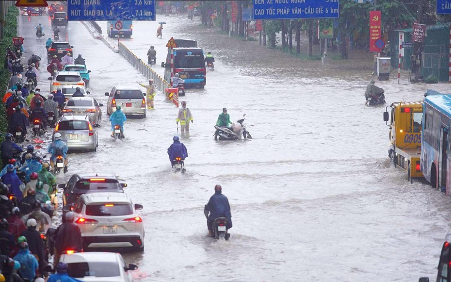 Hà Nội tập trung tối đa nhân lực, thiết bị chống ngập lụt và sạt lở