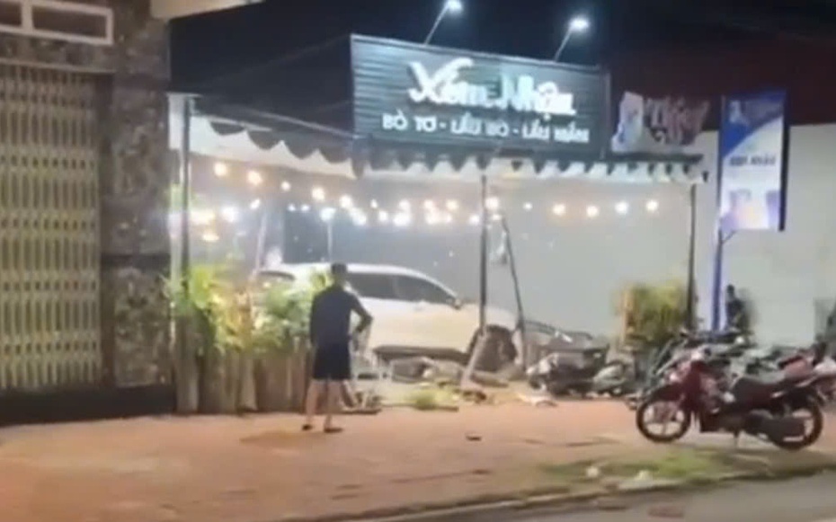 Gia Lai: Điều tra vụ xe ô tô lao vào quán nhậu, một người tử vong