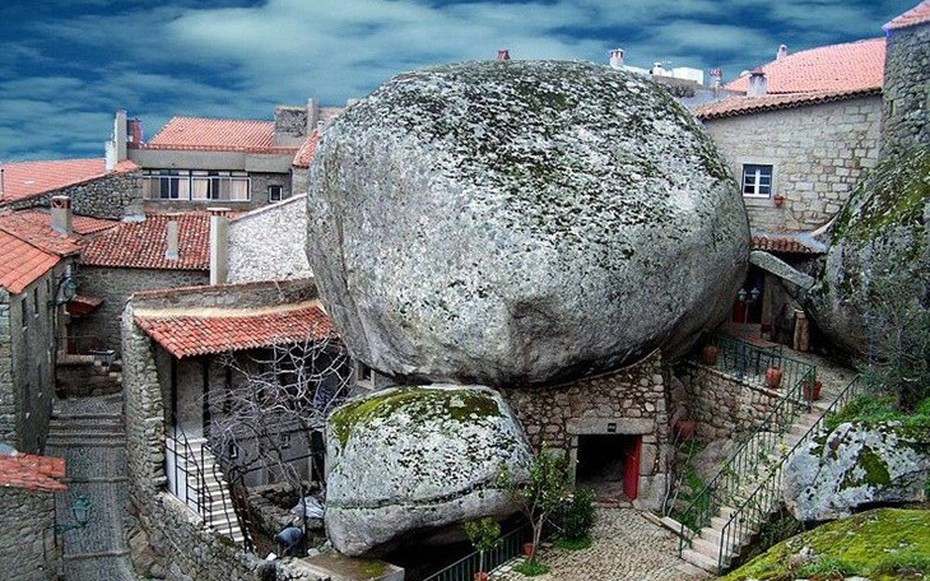 Ngôi làng kỳ lạ nằm lọt giữa những tảng đá khổng lồ nghiêng ngả