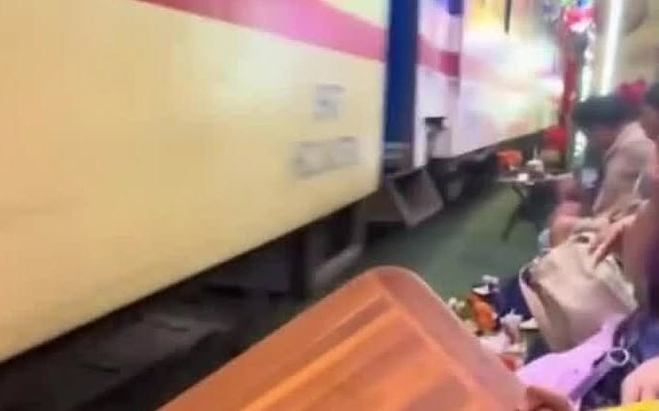 Xác minh clip tàu hỏa húc văng bàn ghế tại "phố đường tàu" ở Hà Nội
