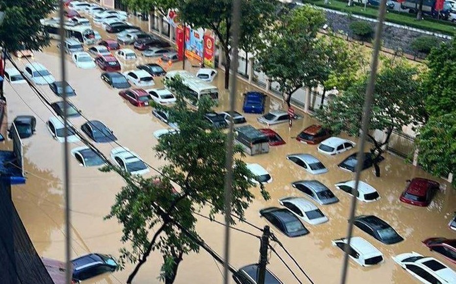 Ngập lụt "chưa từng có tiền lệ" ở Thái Nguyên,  ô tô "bơi" giữa biển nước