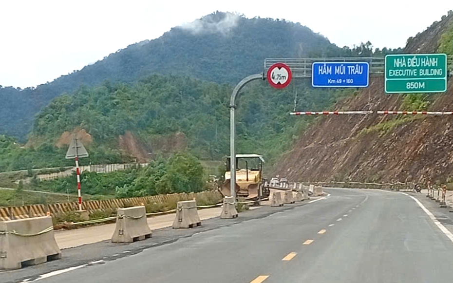 Cao tốc La Sơn – Hòa Liên vừa sử dụng đã hỏng, đơn vị quản lý đổ lỗi cho trời mưa