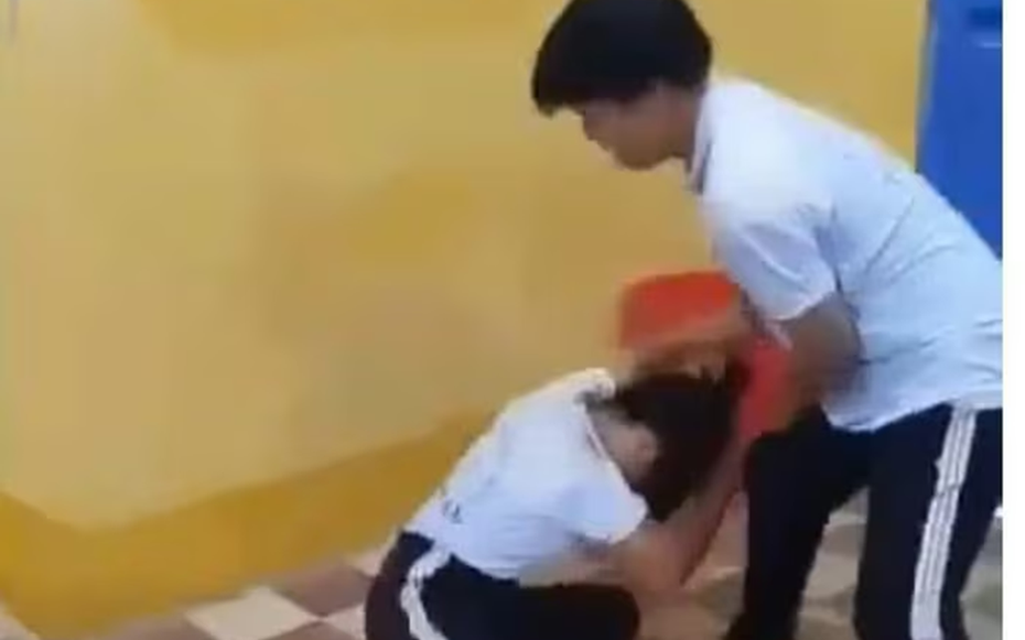 Nam sinh lớp 8 có hành động gây phẫn nộ với bạn nữ ngay trong lớp học