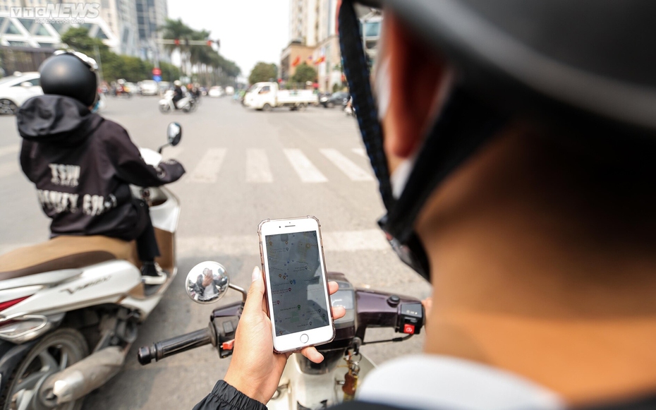 Một thanh niên bị xử phạt vì vừa lái xe vừa lướt điện thoại