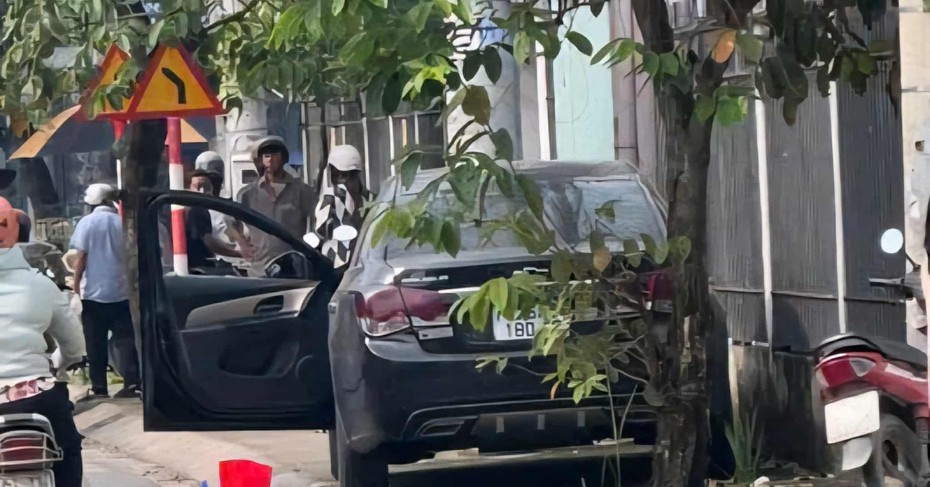 Điều tra vụ phát hiện thi thể cô gái trong xe ô tô đậu bên đường