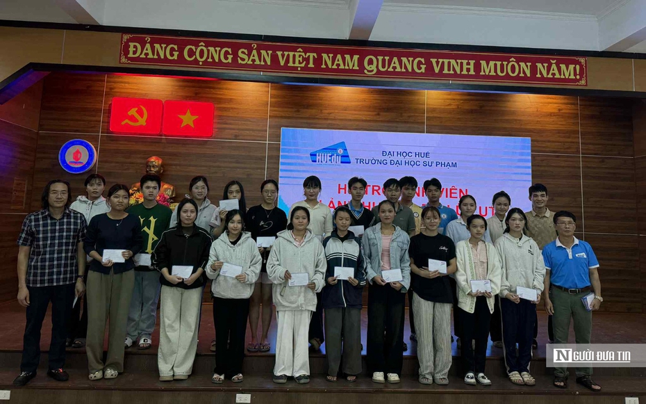 Hàng trăm sinh viên xa nhà được thầy cô tiếp sức sau trận lũ lớn ở Huế