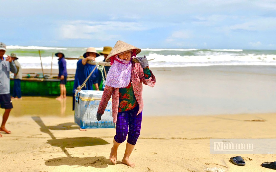 Ngư dân Quảng Ngãi vượt sóng dữ săn "lộc biển" mùa biển động