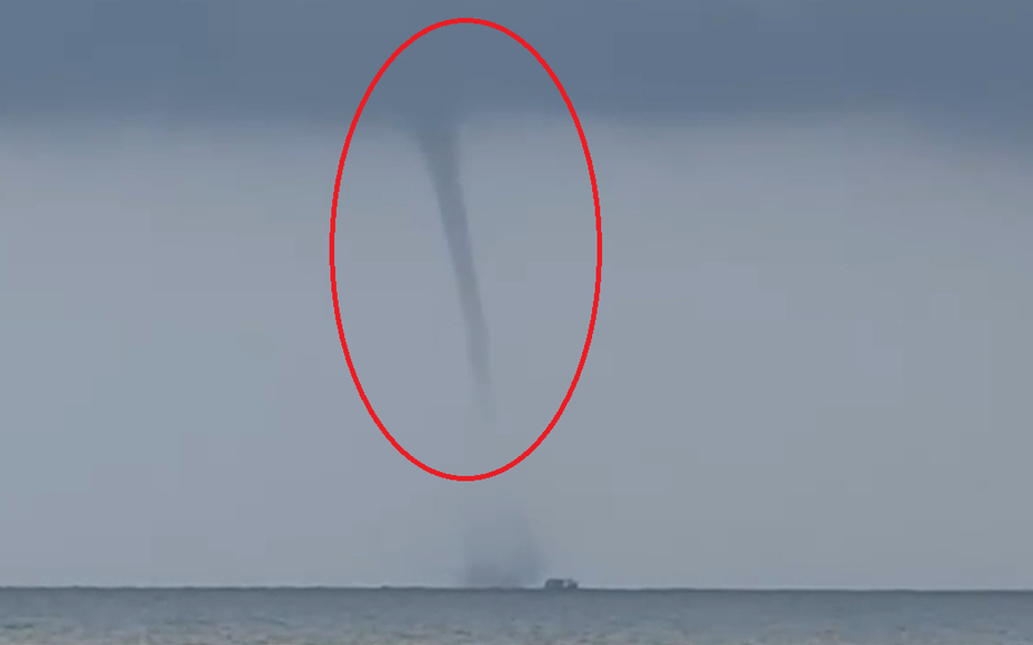 Nhìn lên trời, người dân phát hiện cảnh tượng "nổi da gà"