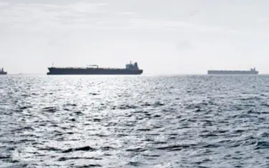 Nguyên nhân 2 con tàu chở 1,5 triệu thùng dầu thô Urals thả neo giữa biển