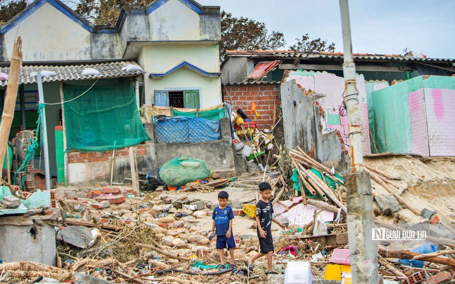 Hỗ trợ người dân dựng lại nhà sau bão lũ để kịp đón Tết