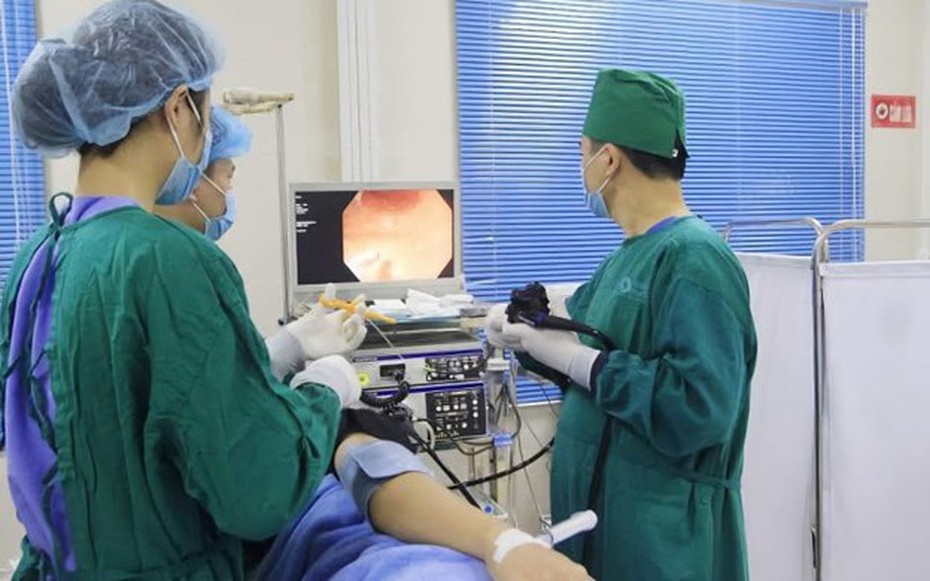 Bất cẩn nuốt phải dị vật, người phụ nữ 52 tuổi nhập viện cấp cứu