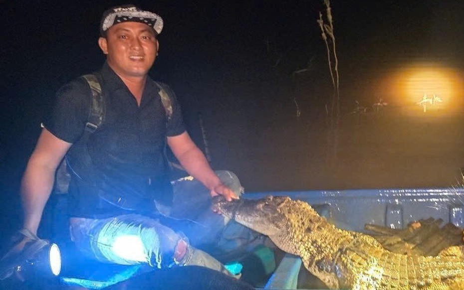 Lưới bất ngờ rung chuyển, người đàn ông sững sờ khi kéo lên “quái vật” gần 40kg