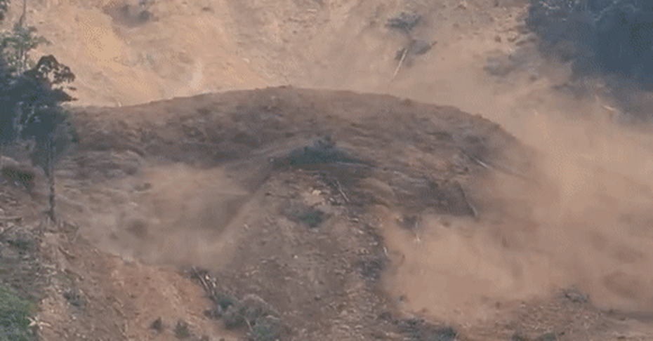 Quả đồi bất ngờ sạt lở giữa trời nắng ráo, 7 người dân mất liên lạc