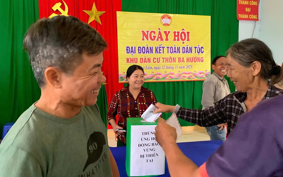 Chung tay ủng hộ đồng bào bão lũ trong ngày hội đoàn kết dân tộc ở xã miền núi Đà Nẵng