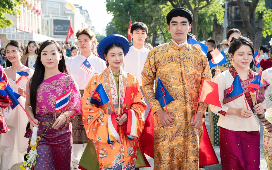 Rực rỡ sắc màu Việt phục trong ngày hội “Bách Hoa Bộ Hành”