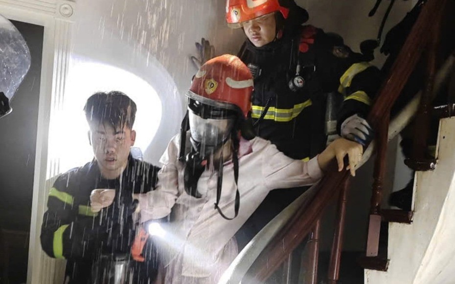 Cảnh sát giải cứu người phụ nữ mắc kẹt trong nhà 7 tầng đang cháy