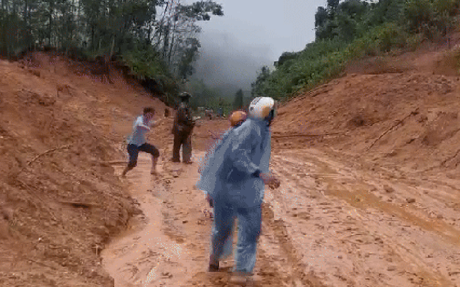 Đất đá trên núi bất ngờ ào ạt trút xuống, người dân vứt xe máy tháo chạy