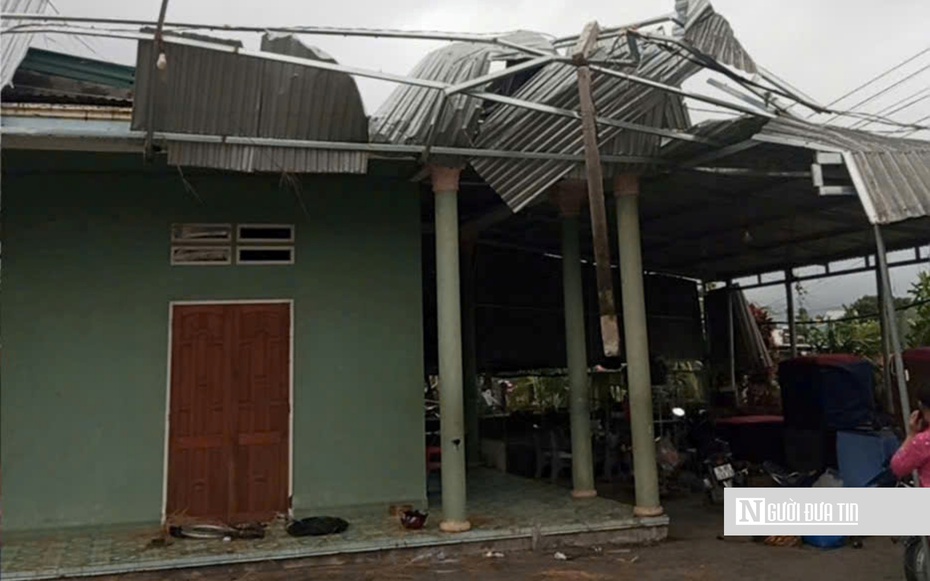 Lốc xoáy càn quét lúc nửa đêm, nhiều nhà dân ở Quảng Ngãi bị hư hỏng nặng