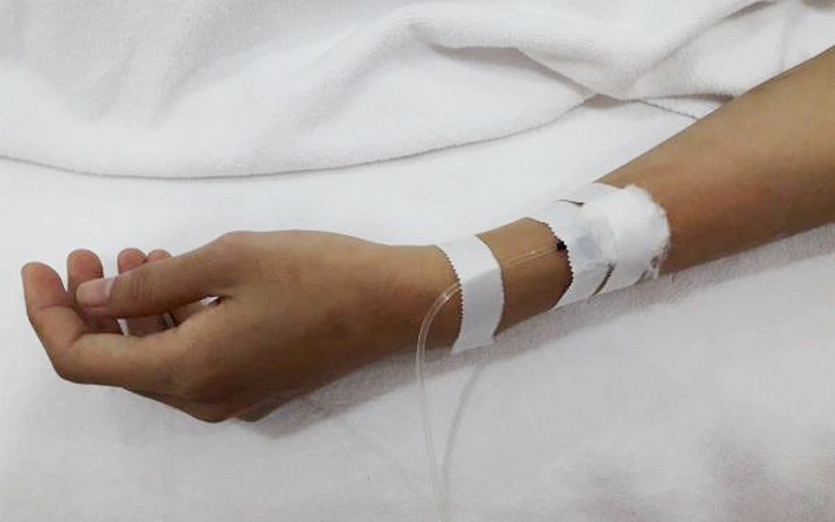 Tà áo dài cuốn vào bánh xe, nữ sinh 15 tuổi nguy kịch