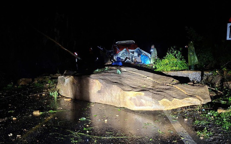 Hiện trường vụ đá lăn đè xe khách ở Khánh Hòa khiến 6 người tử vong