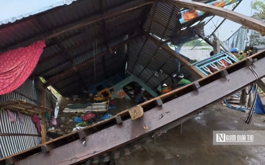 "Vừa thoát ra được vài giây, cả căn nhà đã đổ sụp xuống sông"