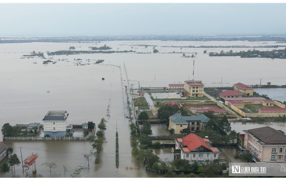 VIDEO: Nước lũ rút chậm, nhiều trụ sở cơ quan ở Huế vẫn ngập như “ốc đảo”