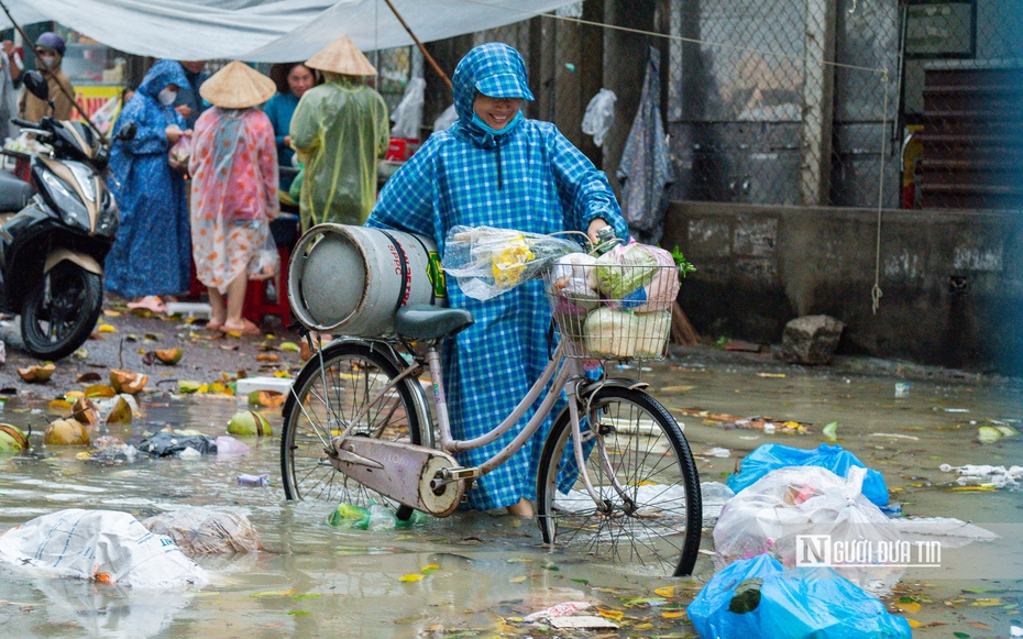 Mưa lớn ở Gia Lai, người dân sinh hoạt trong nước lũ